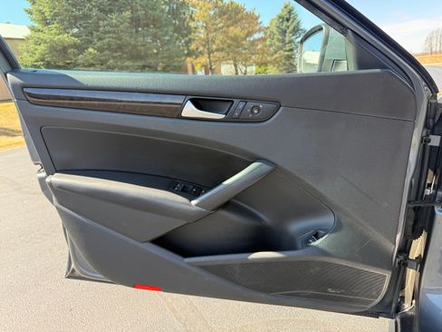 Used 2014 Volkswagen Passat 1.8T SEL Premium image 14