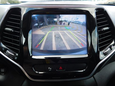 Used 2019 Jeep Cherokee Limited image 18