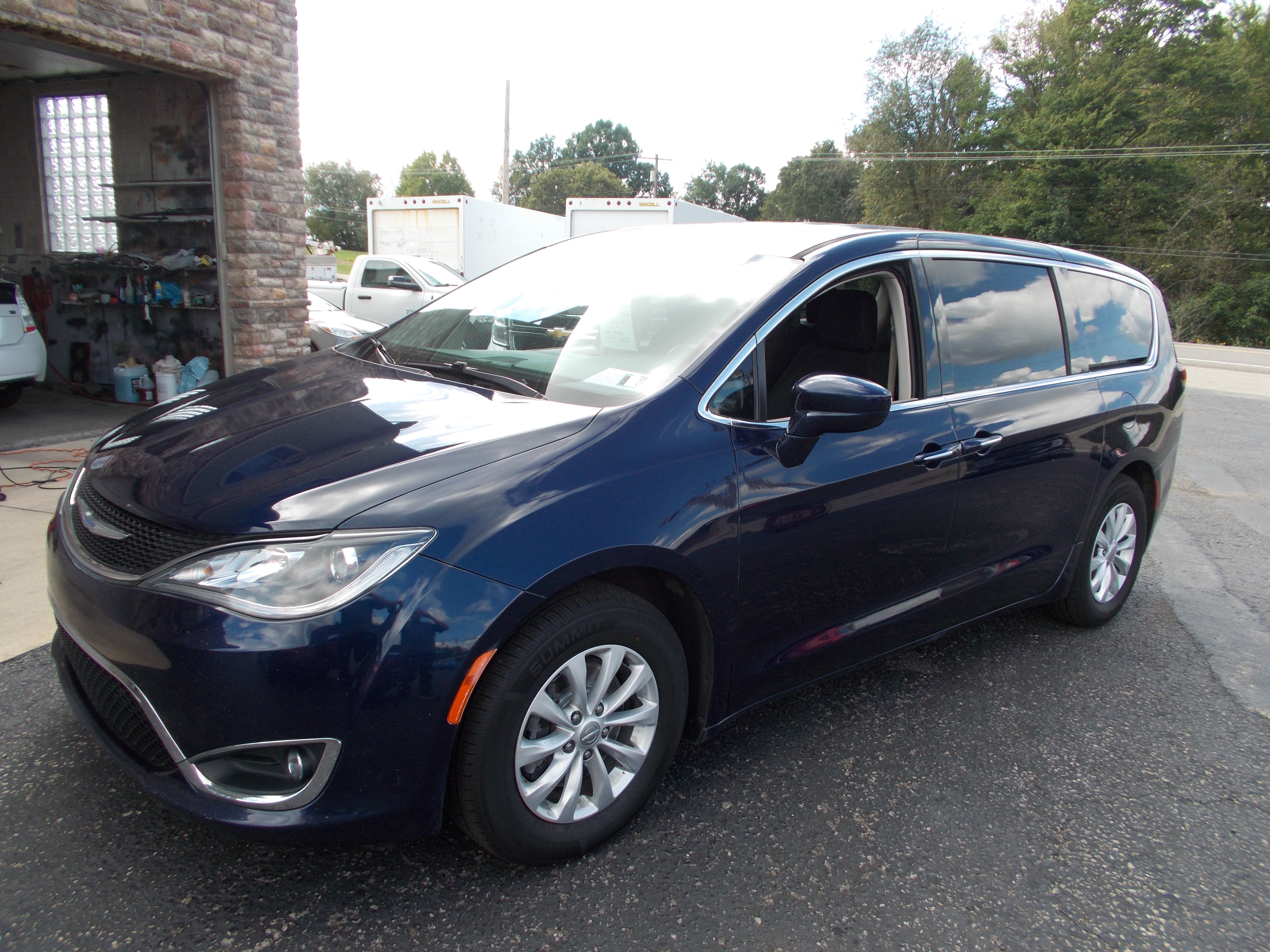Used 2018 Chrysler Pacifica Touring Plus FWD image 1