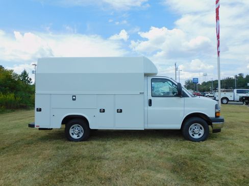 New 2025 Chevrolet Express 3500 image 13