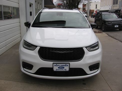 Used 2025 Chrysler Pacifica Limited image 2