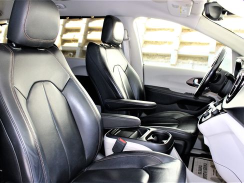 Used 2017 Chrysler Pacifica Touring-L image 14