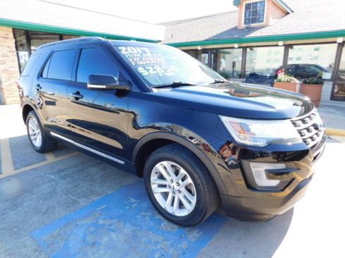 Used 2017 Ford Explorer XLT image 2