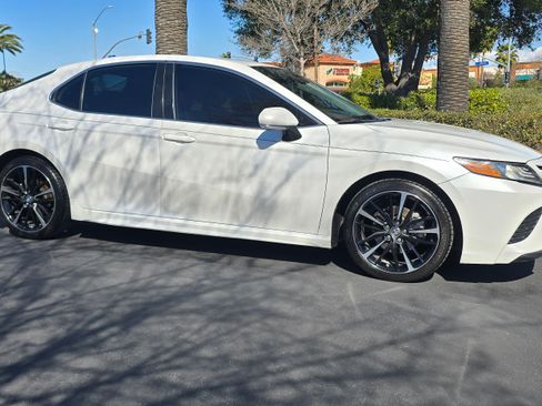 Used 2019 Toyota Camry XSE image 4