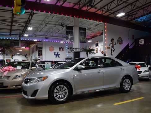 Used 2013 Toyota Camry LE image 3