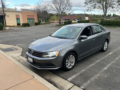 Used 2015 Volkswagen Jetta SE image 2