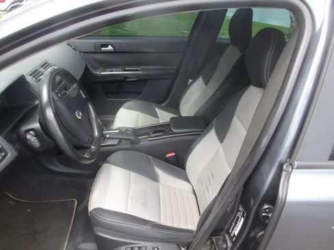 Used 2010 Volvo S40 T5 R-Design image 9