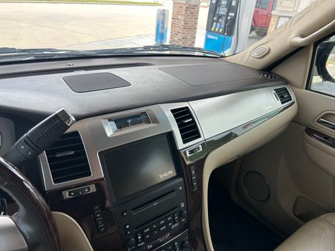 Used 2010 Cadillac Escalade Premium Luxury image 15