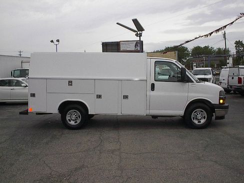 Used 2018 Chevrolet Express 3500 UNAVAIL RWD image 3