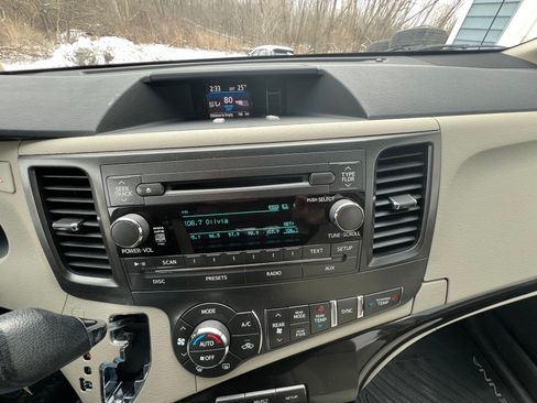 Used 2013 Toyota Sienna LE image 12