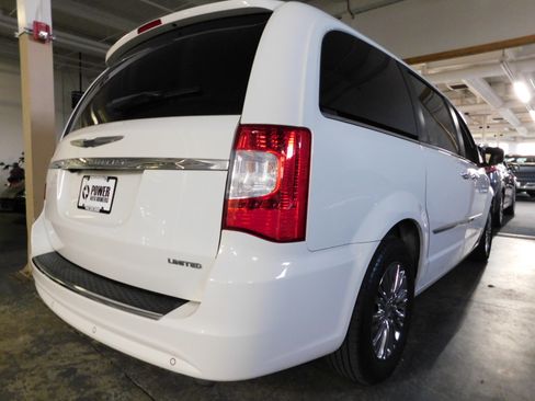 Used 2011 Chrysler Town & Country Limited image 6