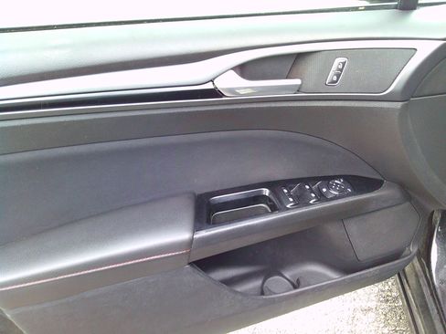 Used 2013 Ford Fusion SE FWD image 8
