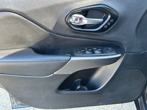 Used 2022 Jeep Cherokee Limited image 32