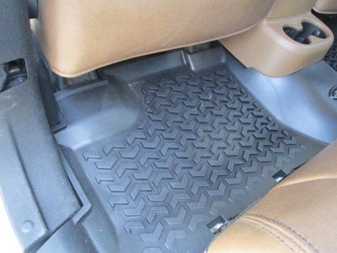 Used 2015 Jeep Wrangler 4WD Unlimited Sahara image 25