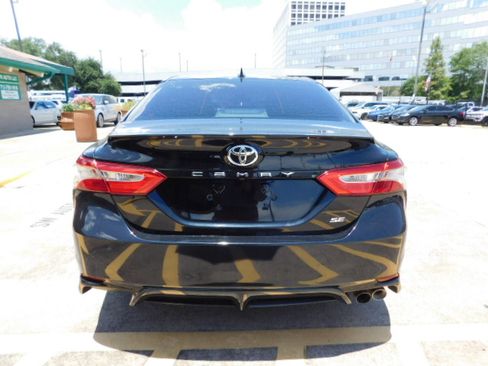 Used 2019 Toyota Camry SE FWD image 6