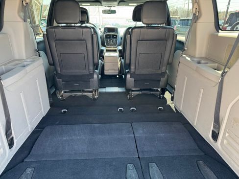 Used 2017 Dodge Grand Caravan SXT image 8