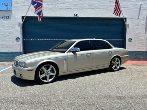Used 2009 Jaguar XJ Vanden Plas RWD image 1