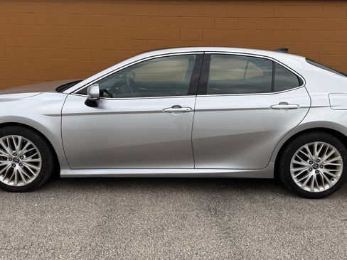 Used 2018 Toyota Camry XLE image 5