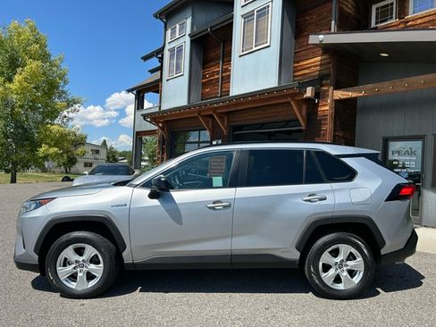 Used 2021 Toyota RAV4 LE image 4
