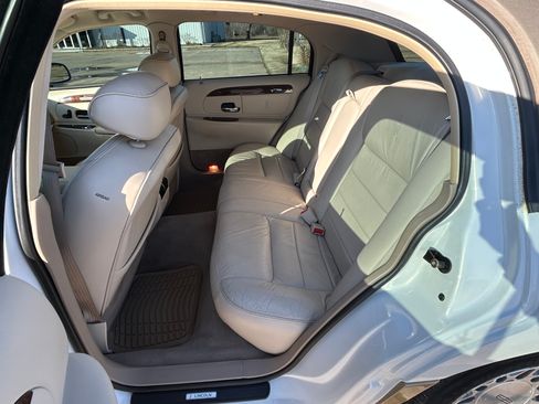 Used 2001 Lincoln Town Car Signature image 16