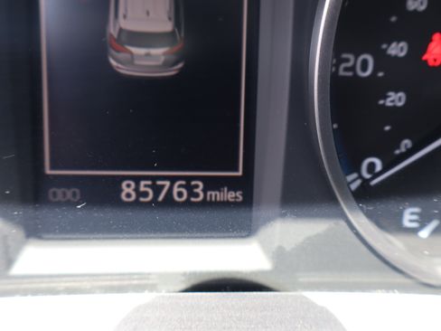 Used 2018 Toyota RAV4 LE FWD image 23