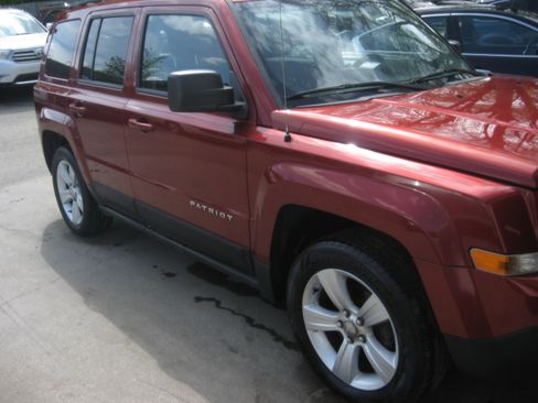 Used 2013 Jeep Patriot Latitude Sport Utility 4D FWD image 3