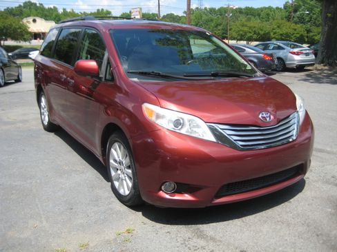 Used 2011 Toyota Sienna XLE Limited image 2