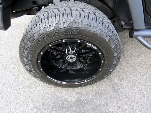 Used 2018 Jeep Wrangler Unlimited Sport image 17