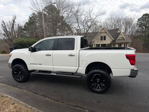 Used 2018 Nissan Titan SV image 23