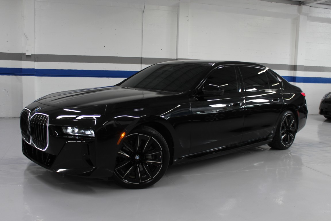 Used 2024 BMW i7 eDrive50 RWD image 3