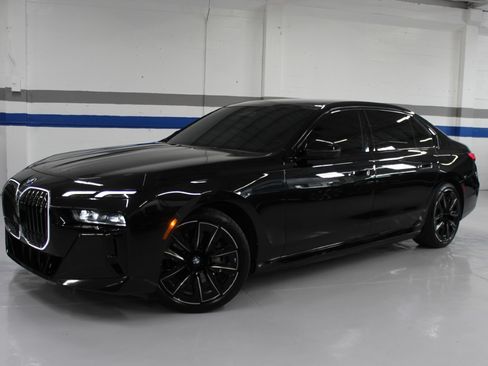 Used 2024 BMW i7 eDrive50 RWD image 3
