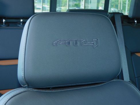 Used 2025 GMC Sierra 2500 4x4 Crew Cab AT4 image 5