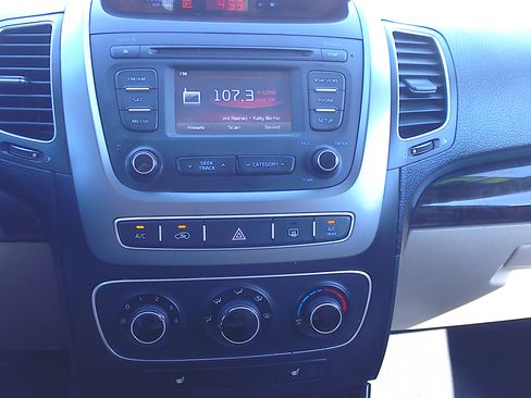 Used 2015 Kia Sorento AWD LX V6 image 16