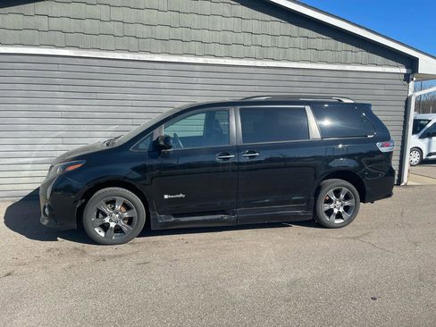 Used 2015 Toyota Sienna SE image 13