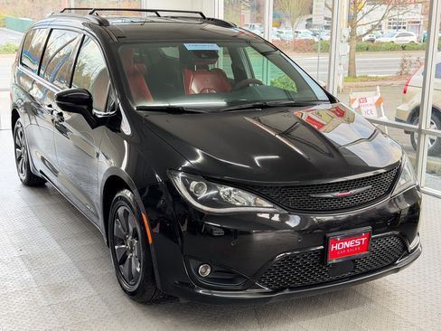 Used 2020 Chrysler Pacifica Limited image 1