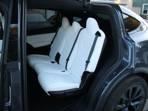 Used 2023 Tesla Model X image 9