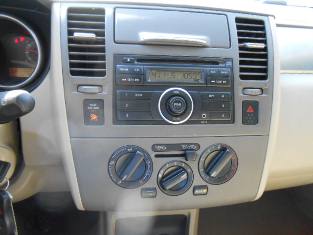 Used 2010 Nissan Versa Hatchback FWD image 15
