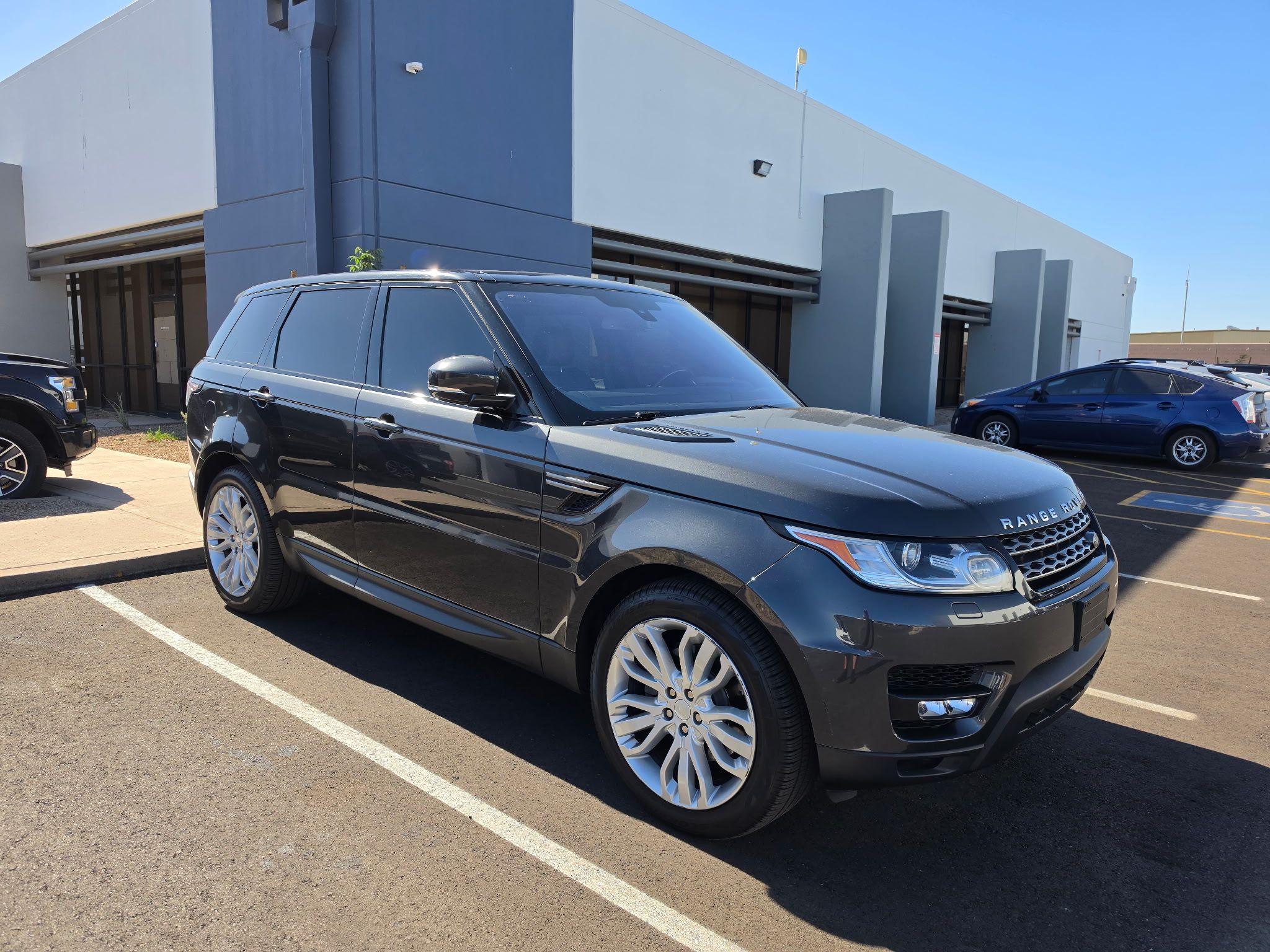 Used 2016 Land Rover Range Rover Sport SE AWD/4WD image 2
