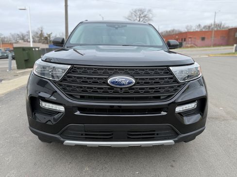 Used 2023 Ford Explorer XLT image 2