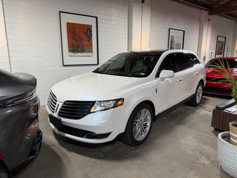 Used 2019 Lincoln MKT AWD image 1