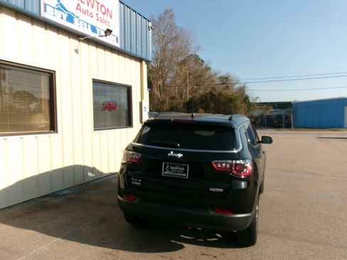 Used 2024 Jeep Compass Latitude image 2