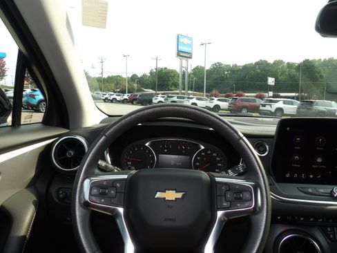 Used 2024 Chevrolet Blazer FWD LT w/ 2LT image 2