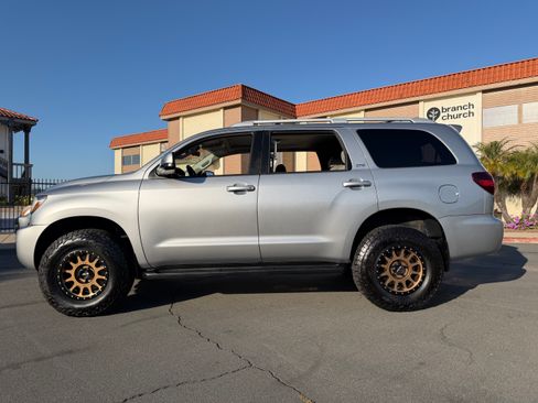 Used 2019 Toyota Sequoia 4WD SR5 image 2