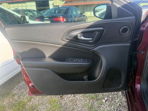 Used 2016 Chrysler 200 S image 7