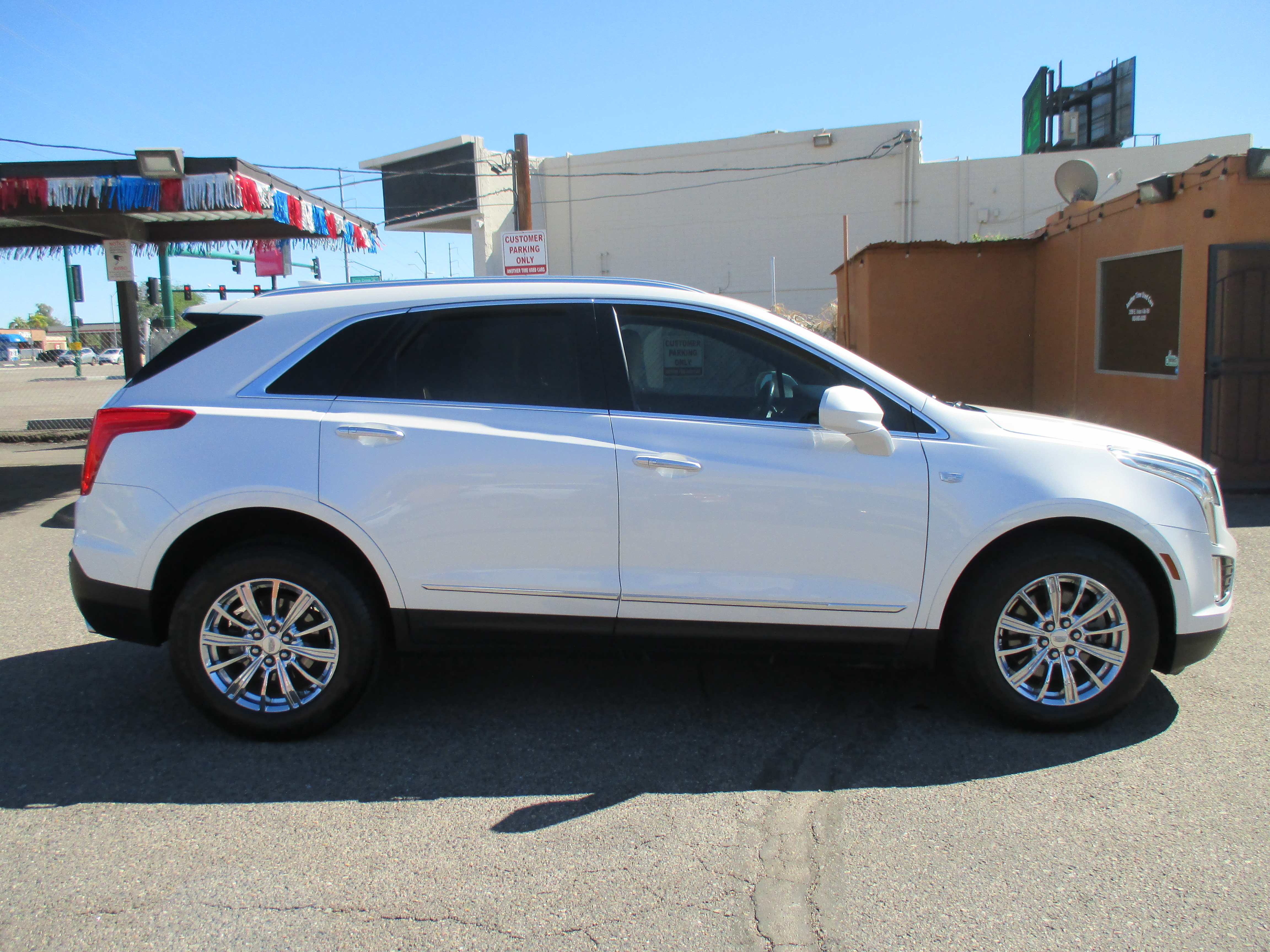 Used 2017 Cadillac XT5 Luxury Sport Utility 4D FWD image 2