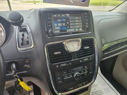 Used 2013 Chrysler Town & Country Touring FWD image 9