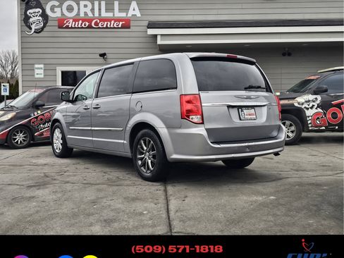 Used 2015 Chrysler Town & Country S image 5