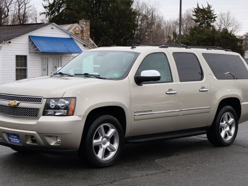 Used 2014 Chevrolet Suburban LTZ image 3