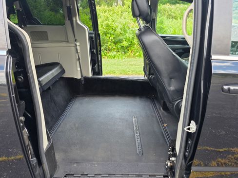 Used 2019 Dodge Grand Caravan SXT image 4