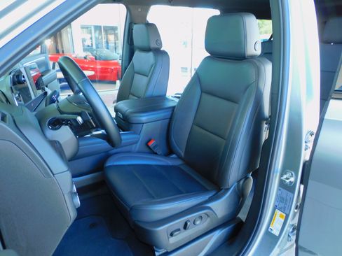 Used 2025 Chevrolet Suburban Z71 image 7